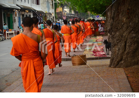 老撾瑯勃拉邦的老撾世界遺產駱駝清晨風景與僧侶走路的風景 32009695