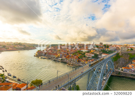 Evening view of Porto (Portugal) 32009820