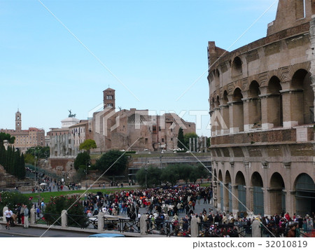 Colosseum and Roman Forum (Italy: Rome) Colosseum and Roman Forum (Italy: Rome) 32010819