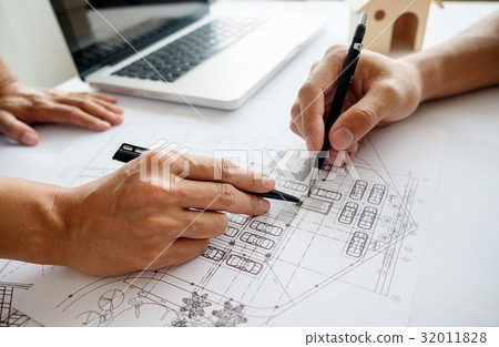 Hands of Engineer working on blueprint  32011828