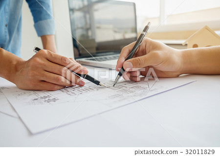 Hands of Engineer working on blueprint  32011829