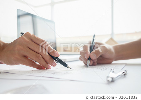 Hands of Engineer working on blueprint  32011832