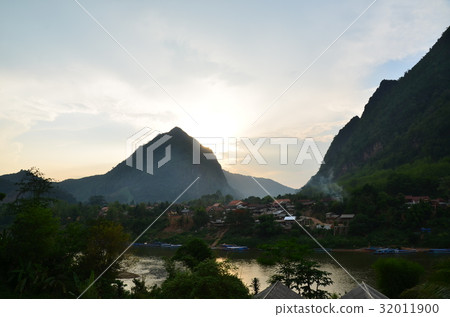 老撾北部村莊日落的非母牛黃昏美好的日落和山和河 32011900