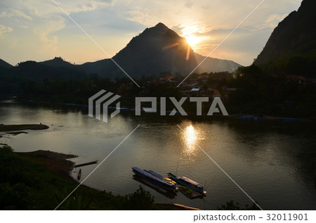 老撾北部村莊日落的非母牛黃昏美好的日落和山和河 32011901