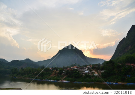 Northern village of Laos Non-cow dusk of sunset Beautiful sunset and mountains and river 32011918