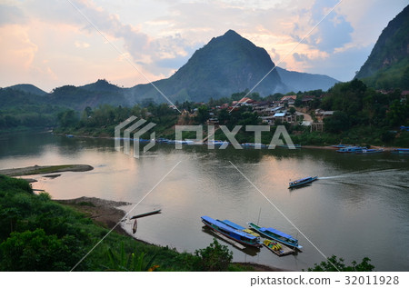 老撾北部村莊日落的非母牛黃昏美好的日落和山和河 32011928