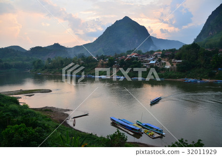 Northern village of Laos Non-cow dusk of sunset Beautiful sunset and mountains and river 32011929