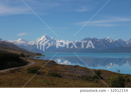 New Zealand's Mount Cook and Pakaki Lake New Zealand's Mount Cook and Pakaki Lake 32012154