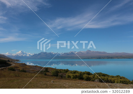 New Zealand's Mount Cook and Pakaki Lake New Zealand's Mount Cook and Pakaki Lake 32012289