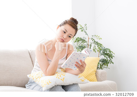Reading sofa ladies Reading sofa ladies 32012709