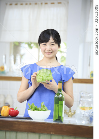 Female in her twenties cooking 32013008