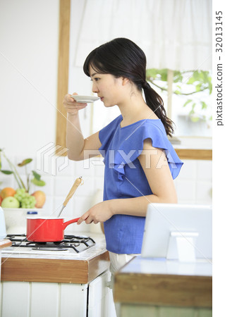 一邊看著平板電腦上的食譜一邊做飯 32013145
