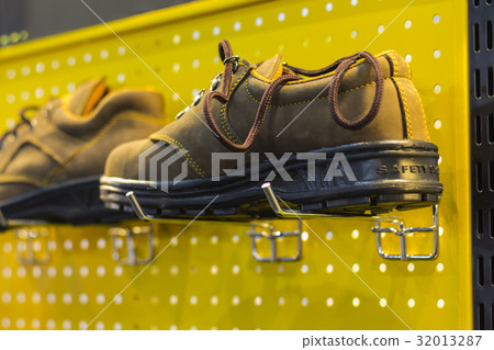 Safety Shoe; protective shoe 32013287