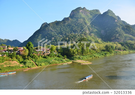 黃昏的老撾北部村莊非牛美麗的山脈和河流和村莊 黃昏的老撾北部村莊非牛美麗的山脈和河流和村莊 32013336