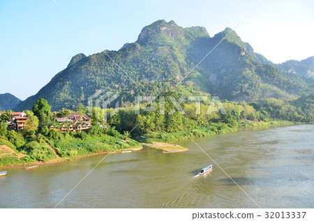 黃昏的老撾北部村莊非牛美麗的山脈和河流和村莊 黃昏的老撾北部村莊非牛美麗的山脈和河流和村莊 32013337