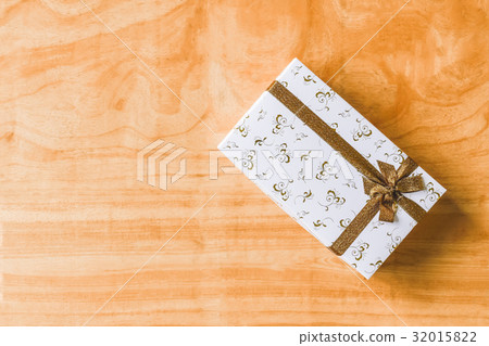 Top view of Gift box on wooden table background 32015822