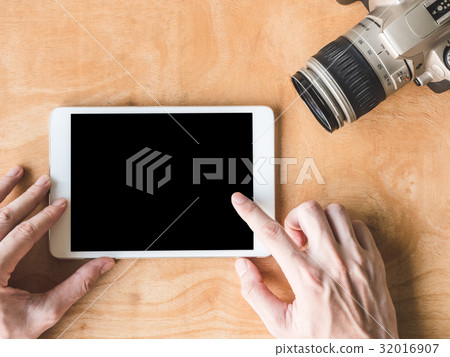 male hands using tablet with camera on table male hands using tablet with camera on table 32016907