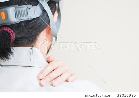 Female workers with stiff shoulders Female workers with stiff shoulders 32016989