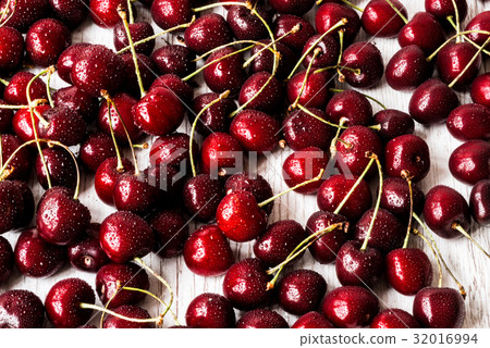 Close up of fresh cherry berries with water drops Close up of fresh cherry berries with water drops 32016994
