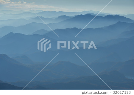 A mountain like the ink painting on the side of Tanigawadake seen from the mountain top of Mt. 32017153