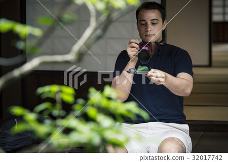 Foreigners sightseeing in Japan 32017742