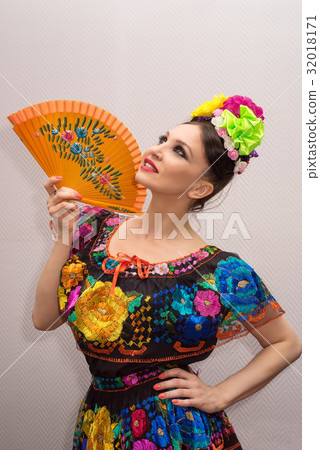 beautiful mexican woman in traditional dress  32018171