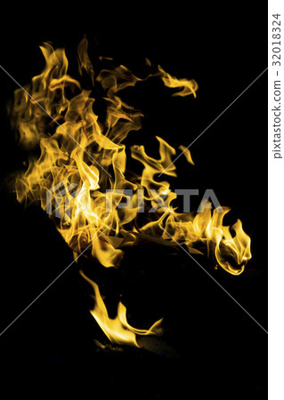 黑色背景 火焰 黃色 橘色 燃燒 金爐 香爐 32018324