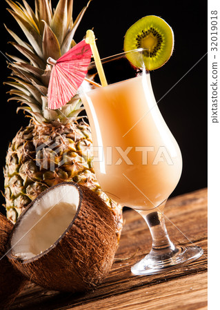 Exotic drinks on black Exotic drinks on black 32019018