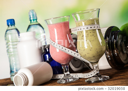Healthy diet, protein shakes and fruits Healthy diet, protein shakes and fruits 32019038