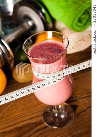 Healthy diet, protein shakes and fruits Healthy diet, protein shakes and fruits 32019043