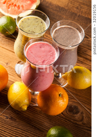 Healthy diet, protein shakes and fruits Healthy diet, protein shakes and fruits 32019156