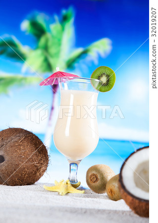 Tropical drinks on beach Tropical drinks on beach 32019207