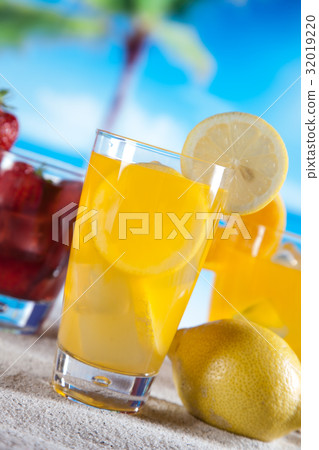 Tropical drinks on beach 32019220