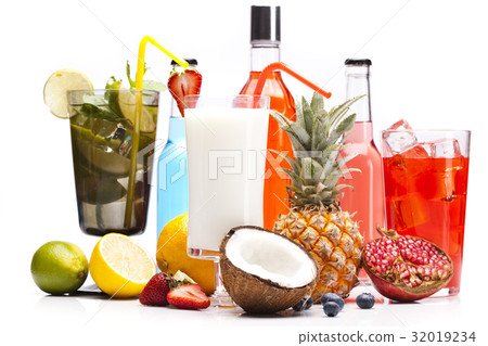 Exotic alcohol drinks set with fruits 32019234