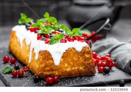 Cheesecake with fresh berries and yogurt 32019949