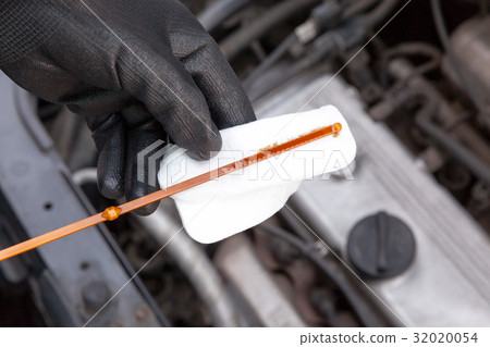 Measuring motor oil level in the car. Clean engine 32020054