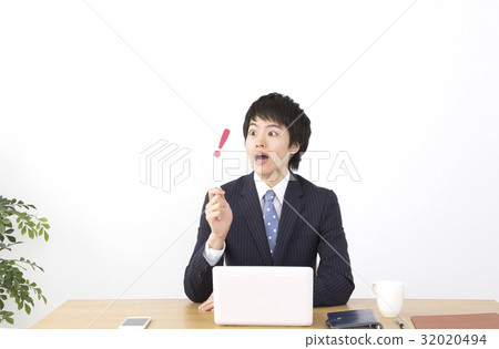 ! A male businessman who puts out a mark is surprised 32020494