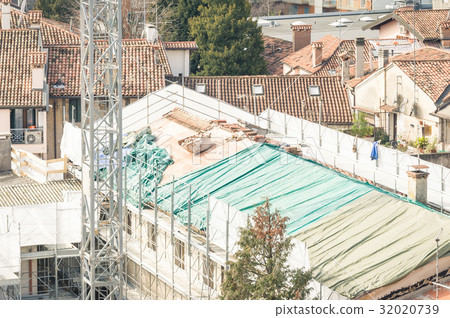 Renovation of a roof. 32020739