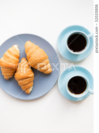 cup of coffee with croissant on white background. cup of coffee with croissant on white background. 32020806