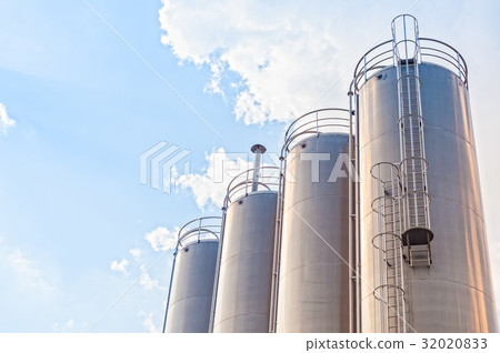 Industrial silos for refinery 32020833