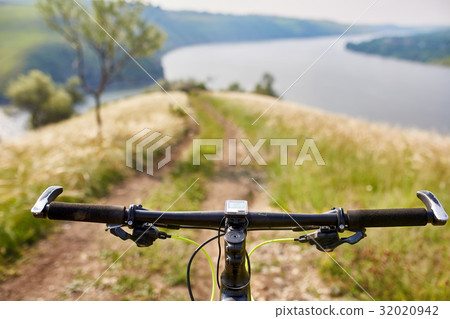 Close-up of detail of the mountain bicycle on the 32020942