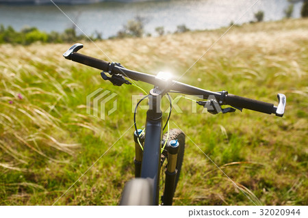 Close-up of detail of the mountain bicycle on the Close-up of detail of the mountain bicycle on the 32020944