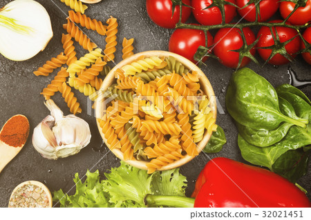 Fusilli pasta with spinach and tomatoes 32021451