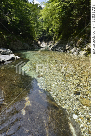 [Nara Prefecture Shimokitayama Village] Clear stream of Kii 32021728