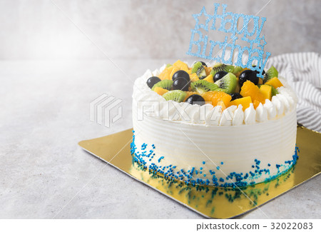 Mix fruits: Kiwi orange and grape on cream cake 32022083