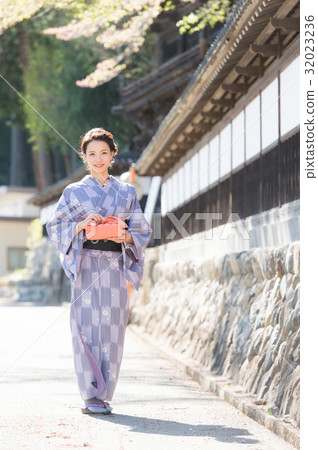 Kimono women Kimono women 32023236