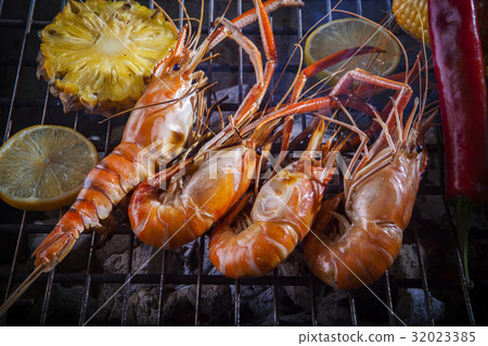 shrimp grilled on barbeque charcoal oven 32023385