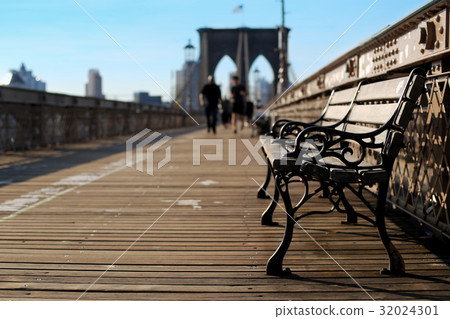 Wooden bench on the Brooklyn bridge in new York 32024301