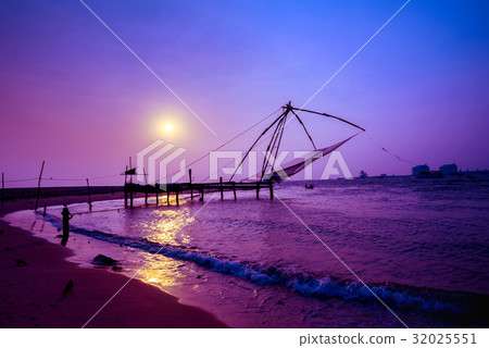 sunset scene of Kochi chinese fishnets, Kerala 32025551