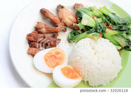 fried vegetables, boiled egg, Fried chicken wings 32026128